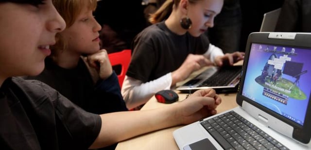 Kids_on_computers_at_school.jpg