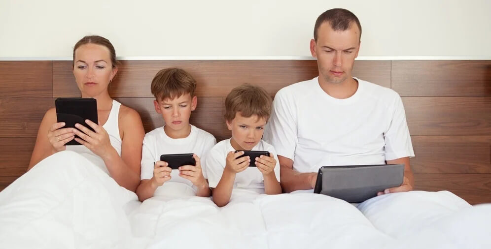 Family-in-bed-online-2